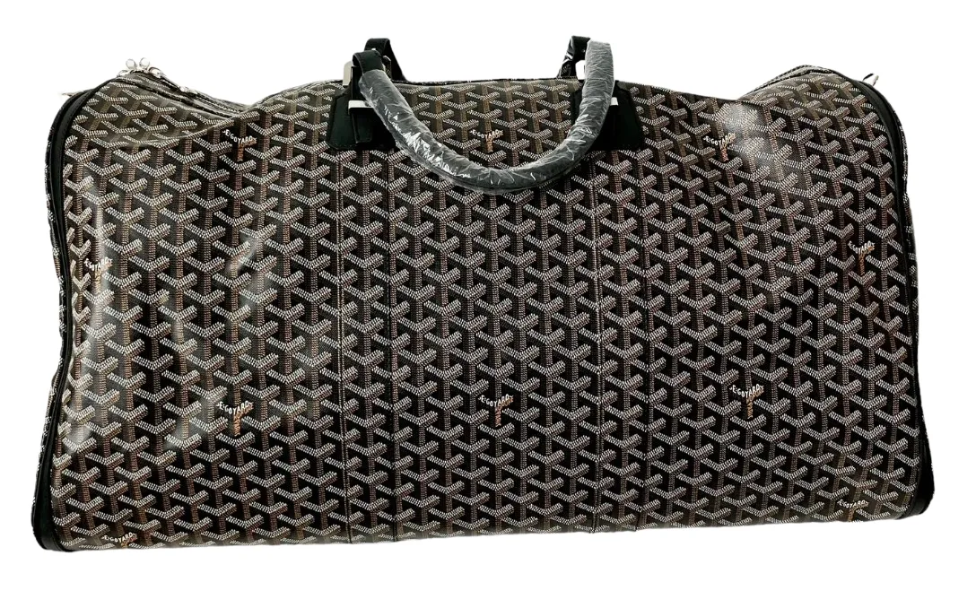 Sure! The optimized title for the Goyard Boston 60 Black Duffle Bag in English with modifiers could be: Luxury Goyard Boston 60 Large Black Duffle Bag.